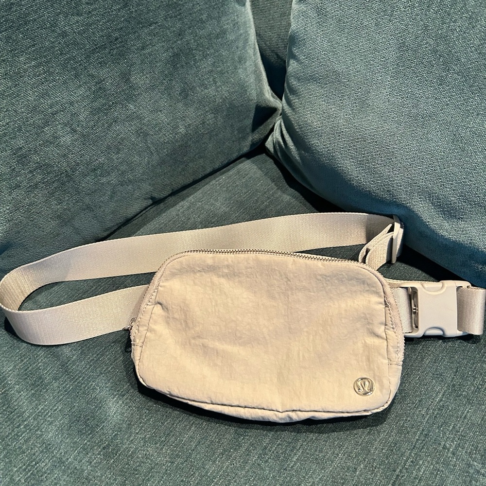 Lululemon Everywhere Belt Bag, 1L Grey crinkle